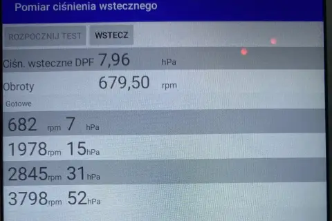 Ekran z pomiarem ciśnienia wstecznego DPF, obrotów silnika i wartościami w hPa.
