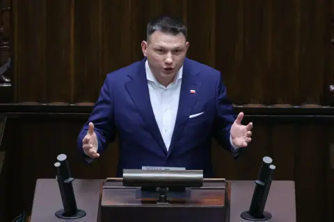 Poseł przemawia, wyjaśniając, dlaczego partia Mentzena chce podwyższenia limitu kasowego PIT do 2 mln złotych.