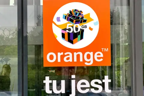 Logo Orange z informacją o 50 GB gratis. Dowiedz się, jak doładować konto Orange i skorzystać z promocji.