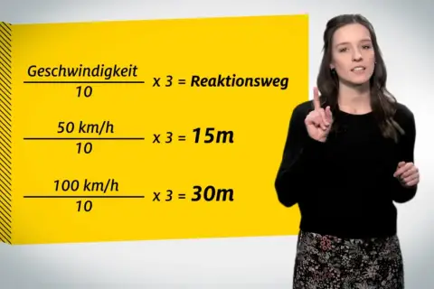 Frau erklärt Formeln zur Berechnung des Reaktionswegs bei verschiedenen Geschwindigkeiten.