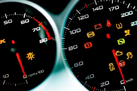 Migoczą światła? To mogą być objawy uszkodzonego regulatora napięcia