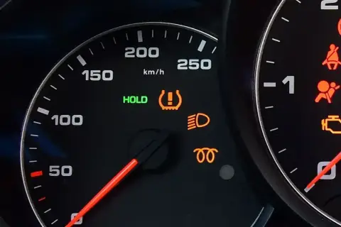 Kontrolka TPMS (co to?) świeci się na desce rozdzielczej, sygnalizując problem z ciśnieniem w oponach.