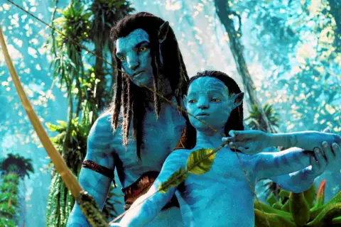 Neytiri uczy Jake'a, jak strzelać z łuku. Czy to jego pierwszy raz, kiedy jako avatar ćwiczy strzelanie?