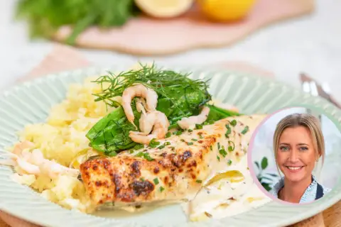En portion lax med citronsås, serverad med potatismos, gröna bönor och räkor. En glad kvinna syns i en cirkel till höger.