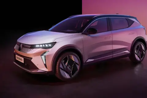 Nowy Renault Scenic 3, elektryczny SUV, prezentuje się w stylowym, różowo-fioletowym oświetleniu.