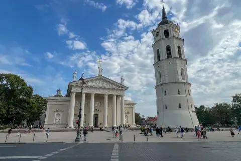 Katedra Wileńska i dzwonnica na placu. Piękne litewskie miasta zachwycają architekturą.