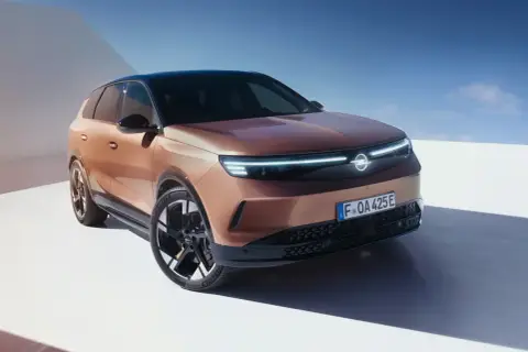 Nowy Opel Grandland w kolorze miedzianym, z nowoczesnymi światłami LED. Sprawdź jego atrakcyjną opel grandland cena.
