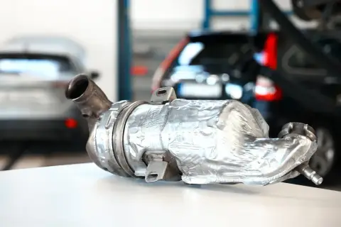 Filtr cząstek stałych (DPF) – kluczowy element układu wydechowego. Zobacz, jak wygląda i co to jest DPF.