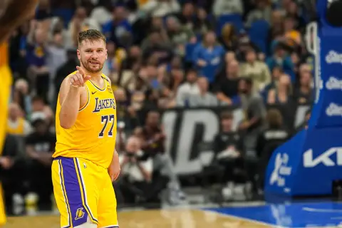 Koszykarz w żółtej koszulce Lakers z numerem 77, wskazujący palcem. Czy to już wiek, w którym Luka czuje się jak legenda?