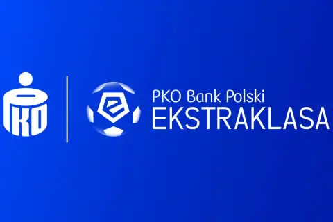 Logo PKO Bank Polski i piłka z literą "e" - symbol Ekstraklasy. To znak, że zaraz zobaczymy tabelę wszechczasów ekstraklasy.