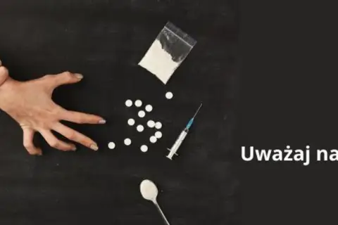Dwie ręce walczą o kontrolę nad substancjami: tabletki, strzykawka, proszek. Uważaj na fentanyl, bo to śmiertelne zagrożenie.