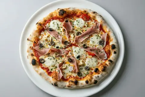Pizza z szynką parmeńską, mozzarellą, oliwkami i pomidorkami koktajlowymi. Idealna pozycja z savona menu.