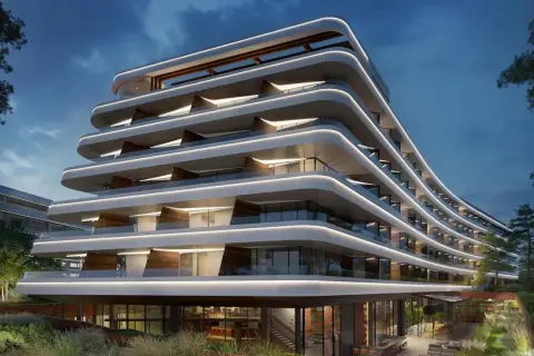 Nowoczesny hotel 5 gwiazdkowy z falującymi tarasami i subtelnym oświetleniem, otoczony zielenią.