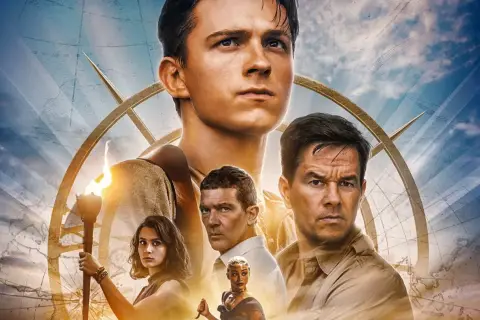 Plakat filmu "Uncharted" z Tomem Hollandem, Markiem Wahlbergiem i Antonio Banderasem. W tle mapa świata i kompas.