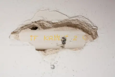 Jak połączyć przecięty kabel w ścianie i uniknąć niebezpieczeństw