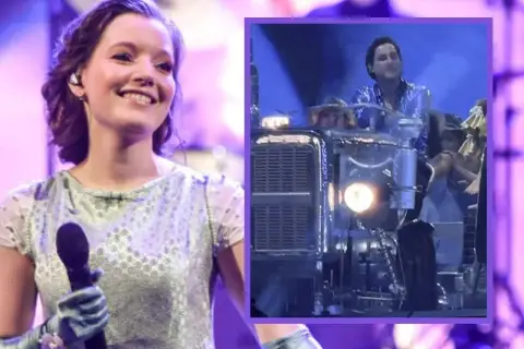 Sanah na scenie, obok niej widać fragment scenografii z mężczyzną, być może jej mężem, w błyszczącej kurtce.