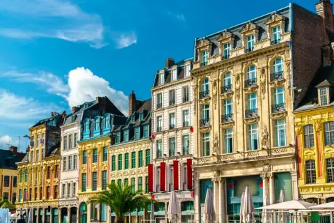 Façades colorées et ornées sous un ciel bleu, parfait pour découvrir que faire à Lille.