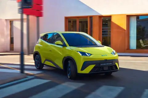 Żółty BYD Dolphin Surf sunie ulicą, niczym mewa po niebie.