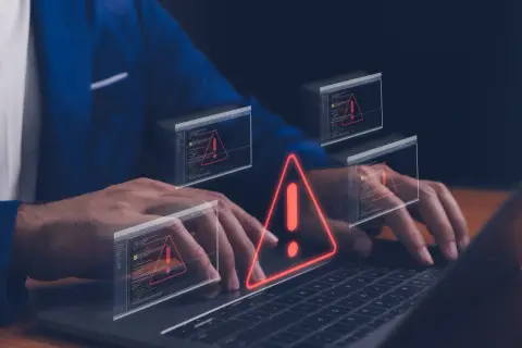 Ostrzeżenie! Widzisz okna z kodem i czerwone trójkąty. Czy to znak, że masz do czynienia ze spyware? Dowiedz się, co to jest i jak się chronić.
