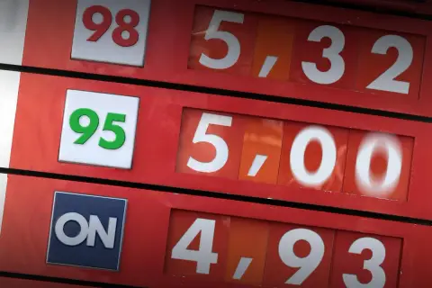 Cena benzyny 95 to 5,00 zł, a 98 to 5,32 zł. Wybór między benzyna 95 czy 98 zależy od silnika.
