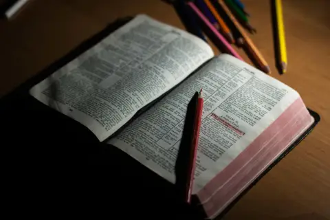 Otwarta Biblia z zaznaczonym fragmentem Psalmu 23. Obok leżą kredki, sugerujące modlitwę o mądrość.