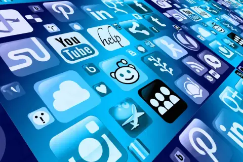 Wiele ikon aplikacji, w tym YouTube i Reddit, na niebieskim tle. Dowiedz się, jak odinstalować aplikacje, aby uporządkować swój telefon.