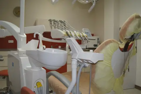 Nowoczesny gabinet stomatologiczny z fotelem dentystycznym i narzędziami.