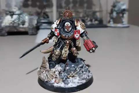 Zimny, śnieżny teren, na którym stoi **black templar marshal** z mieczem i młotem bojowym, gotowy do walki.