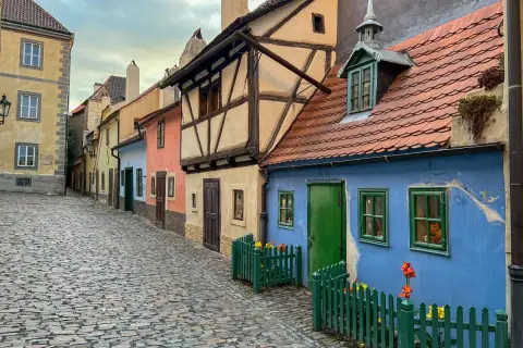 Kolorowe domki przy brukowanej uliczce w Pradze. Złota Uliczka to praga nietypowe atrakcje, które zachwycają.