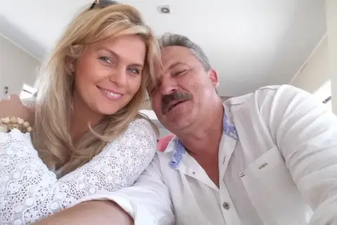 Marek Jakubiak z żoną i dziećmi cieszą się wspólnym czasem. Uśmiechnięta para na selfie.