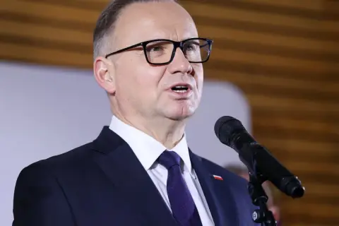 Prezydent Duda przemawia do mikrofonu, wyjaśniając, dlaczego projekt ustawy o mowie nienawiści został zakwestionowany przez trybunał.