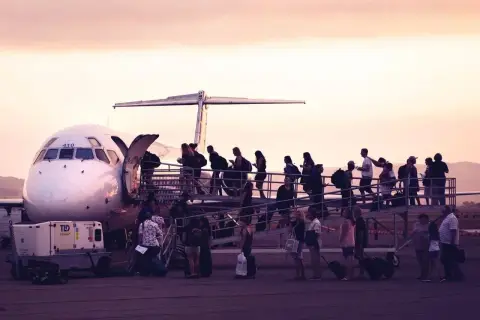 Tłum pasażerów wsiada do samolotu. Czy to kolejny przypadek overbookingu Ryanair?