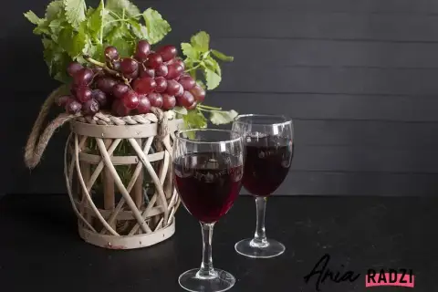 Jak zrobić wino z winogron? Praktyczny przewodnik krok po kroku