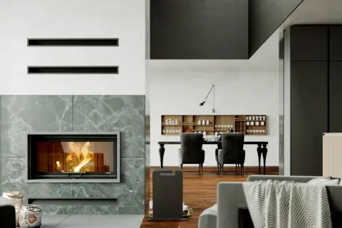 Nowoczesny defro kominek z płaszczem wodnym, otoczony marmurową okładziną, stanowi serce salonu. W tle jadalnia z eleganckim stołem.