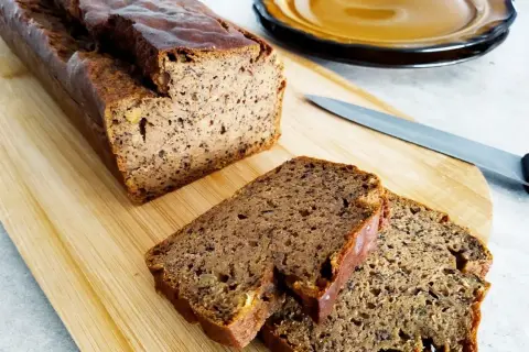 Bezglutenowy chlebek bananowy: prosty przepis, wilgotny i bez zakalca