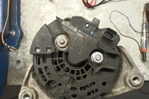 Schemat podłączenia alternatora Bosch. Widoczny numer 0 124 325 100.