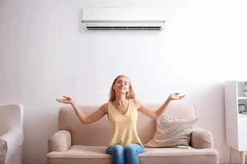Kobieta cieszy się świeżym powietrzem dzięki jonizacji w klimatyzacji. Czyste i zdrowe otoczenie.