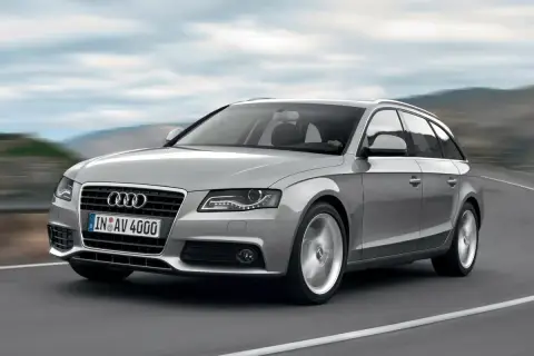 Srebrne Audi A4 B8 Avant w ruchu. Poznaj typowe usterki tego modelu, by uniknąć niespodzianek.