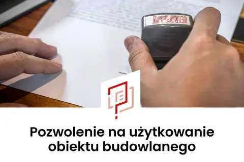 Ręka z pieczątką "APPROVED" nad dokumentem. Oznacza to uzyskanie pozwolenia na użytkowanie obiektu budowlanego.