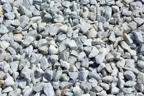 Biały żwir, idealny do ogrodu. Zastanawiasz się, ile kosztuje tona żwiru? Sprawdź ceny!