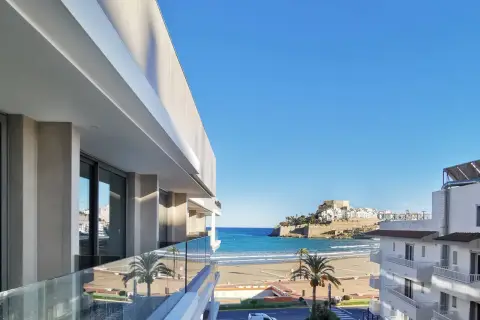 Vista desde el balcón de un hotel moderno hacia el mar y el histórico hotel castillo de Peñíscola.