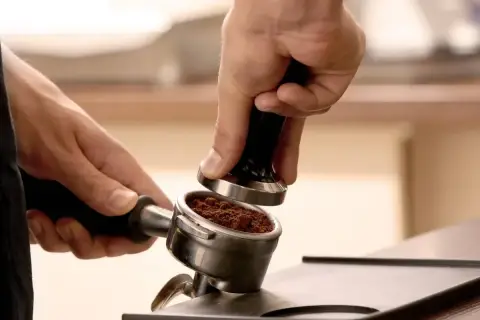 Barista ubija kawę. Grubość mielenia kawy a smak – klucz do idealnego espresso.