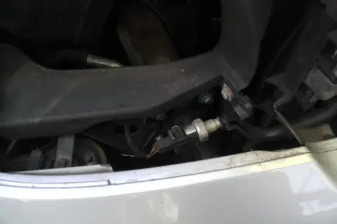Czujnik ciśnienia klimatyzacji Audi, kluczowy element do sprawdzenia, gdy klimatyzacja szwankuje.