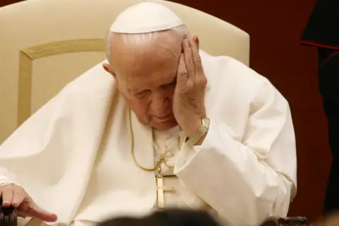 Papież Jan Paweł II zamyślony, opierając głowę na dłoni. Ciekawe ciekawostki o Janie Pawle II często dotyczą jego głębokiej refleksji.