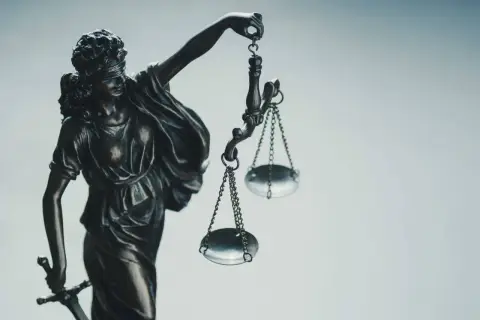 Temida z wagą i mieczem, symbol sprawiedliwości. Czy to oznacza, że zawsze powinniśmy prosić o "pardon"?