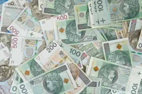Stos banknotów 100, 200 i 500 zł. Tyle pieniędzy potrzeba, by policzyć, ile jest kin w Polsce.