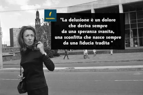 Donna con sguardo pensieroso, forse dopo una delusione si diventa freddi. La frase cita: "La delusione è un dolore che deriva sempre da una speranza svanita, una sconfitta che nasce sempre da una fiducia tradita".
