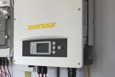 Zautomatyzowany system monitoruje, ile prądu pobiera inwerter. Widoczny jest panel sterowania z wyświetlaczem i przyciskami.