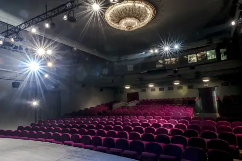 Puste fioletowe fotele w **Teatrze Studio im. Stanisława Ignacego Witkiewicza** czekają na widzów. Reflektory oświetlają scenę.