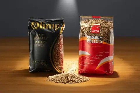 Dwie torby z pelletem drzewnym: czarna z napisem "Olimp TOP QUALITY PELLETS" i czerwona z napisem "LAVA PREMIUM PELLETS". Czy pellet Olimp jest dobry?